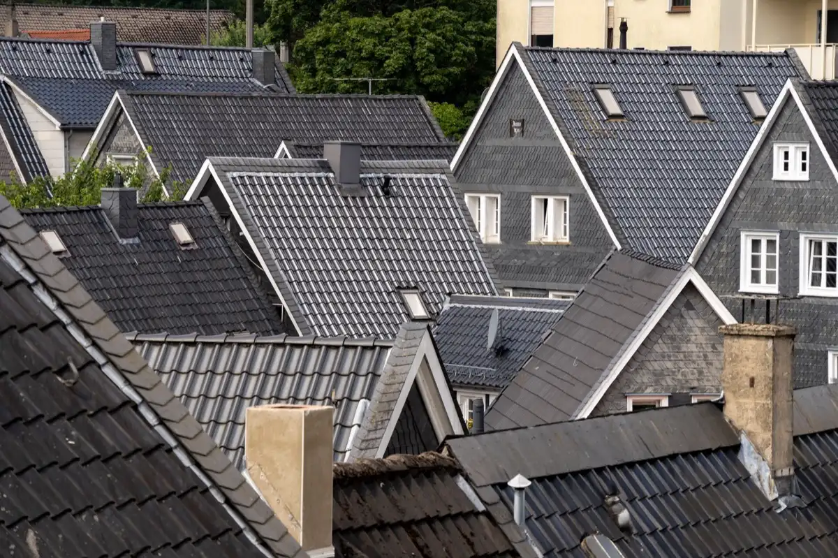Steep roof eaves and gutter lines on houses in Novi, MI